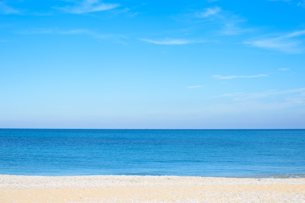 Blick auf die blaue Weite des Meeres und den blauen Himmel mit Wolken vom Strand. Klarer Horizont. Ideal für Design- und Texturhintergrund.