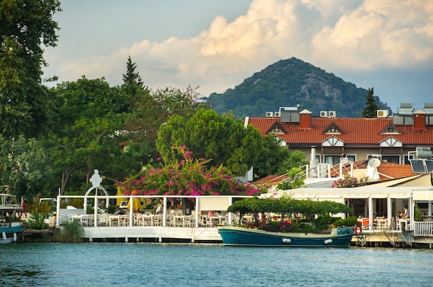 Blick auf die Böschung mit Booten und den Kanal in Dalyan.Turkey