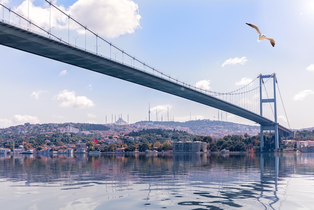 Blick auf die Bosporus-Brücke und den Beylerbeyi-Palast im Hintergrund Istanbul