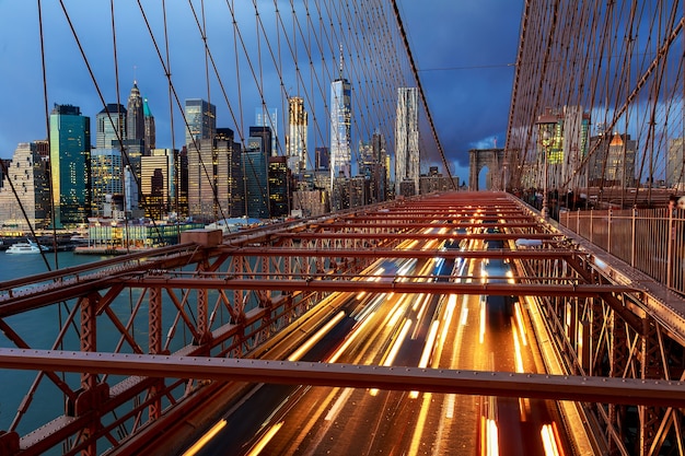 Blick auf die Brooklyn Bridge bei Nacht mit Autoverkehr Brooklyn Bridge bei Nacht