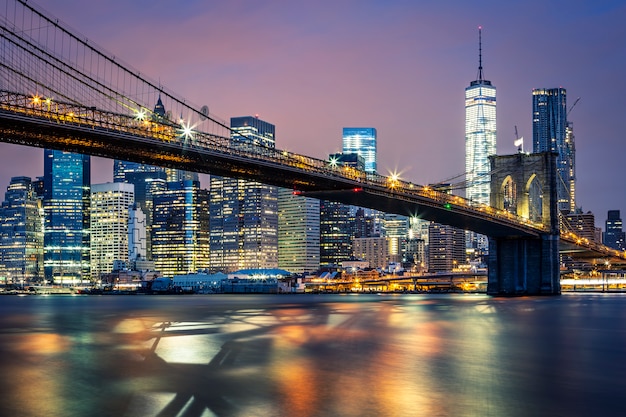 Blick auf die Brooklyn Bridge bei Nacht