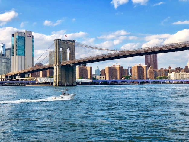 Blick auf die Brooklyn Bridge und die Skyline von Manhattan in der Innenstadt von New York City