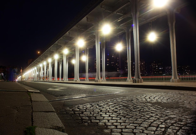 Blick auf die Brücke BirHakeim namens Pont de Passy bei Nacht Paris