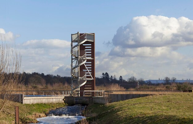 Foto blick auf die brücke über den fluss gegen den himmel