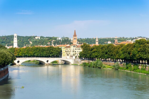Blick auf die Brücke über den Fluss in der Stadt