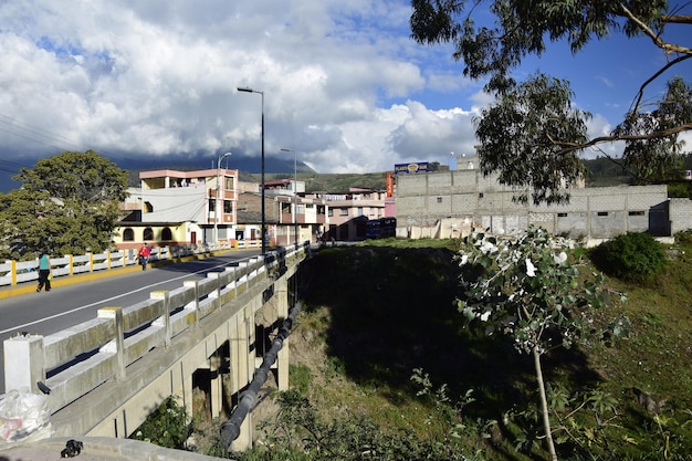 Blick auf die Brücke von der Straße der Altstadt von Otovalo