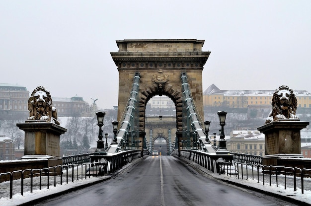 Blick auf die Brücke vor klarem Himmel im Winter
