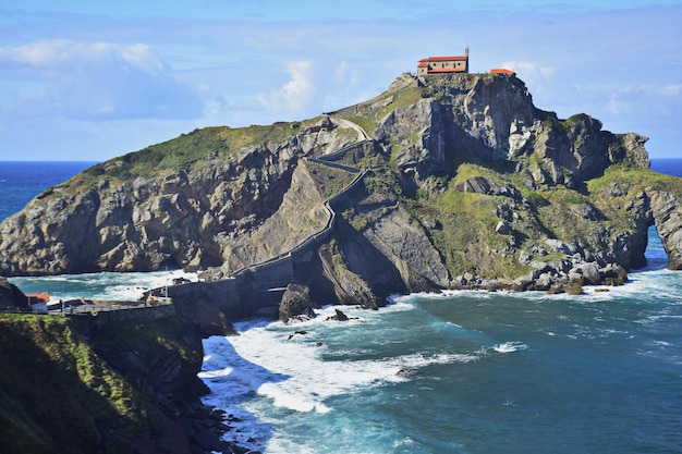 Blick auf die Brücke zur Insel San Juan de Gaztelugatxe von oben Biscay Bay Spanien