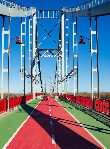 Blick auf die Brücke zur Insel Truchanow in Kiew