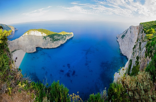 Blick auf die Bucht und das Meer von den Felsen