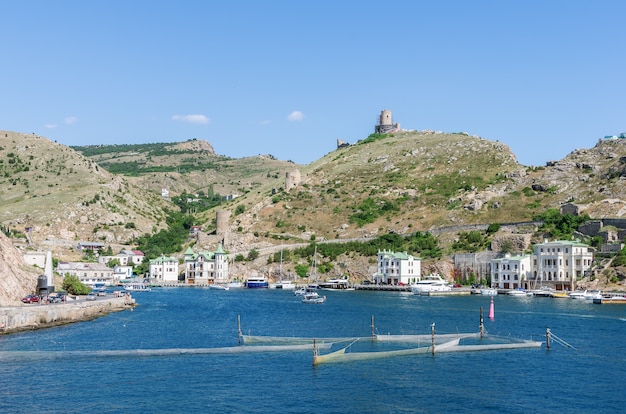 Blick auf die Bucht von Balaklava auf die Küste des Wassergebiets und die Ruinen der Festung Cembalo