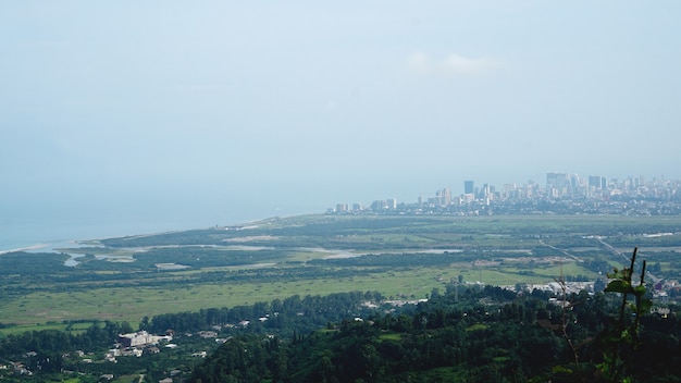 Blick auf die Bucht von Batumi und das Stadtbild in Georgia mit Skyline an einem sonnigen Tag