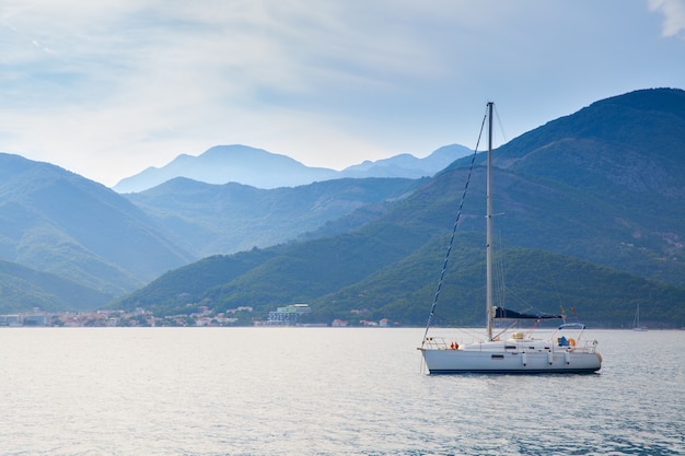 Blick auf die Bucht von Kotor mit Yacht, Montenegro - Wasserlandschaft