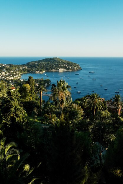 Blick auf die Bucht von Monaco mit wunderschönen Yachten und dem Mittelmeer