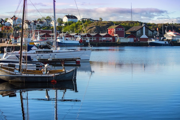 Blick auf die Bucht von Morgen in einer kleinen schwedischen Stadt, Schweden. Häuser und Schiffe gegen den Himmel