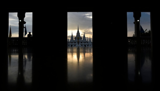 Blick auf die buddhistische Pagode von den Tempelfenstern bei Sonnenuntergang