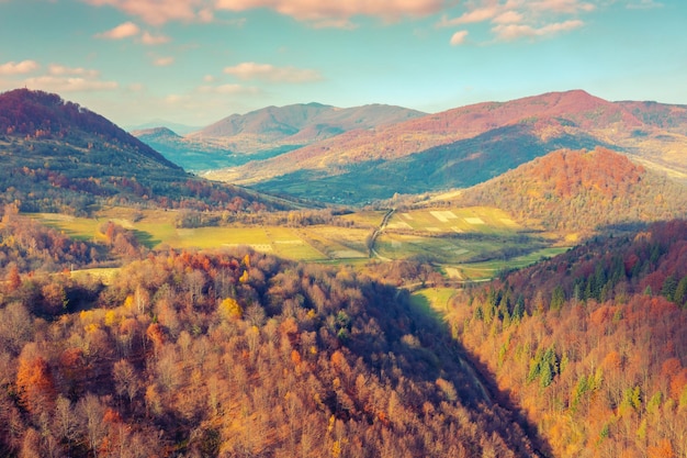 Blick auf die bunten Berge im Herbst. Karpaten. Ukraine