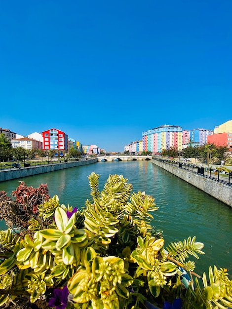 Blick auf die bunten Häuser am Ufer des Flusses in Silivri, Türkei