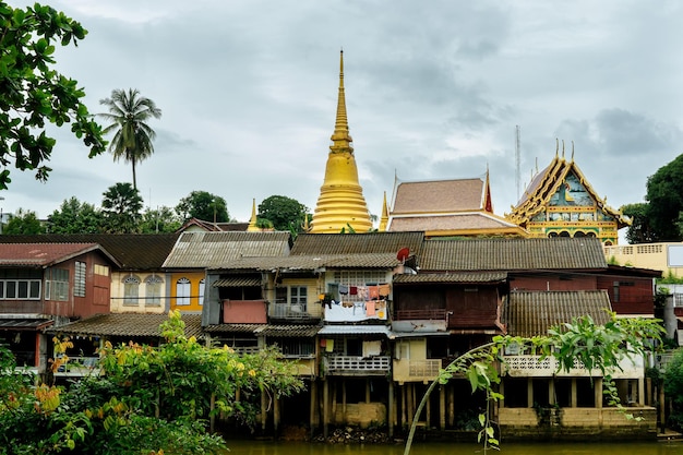 Foto blick auf die chanthaburi-uferpromenade mit goldener pagode