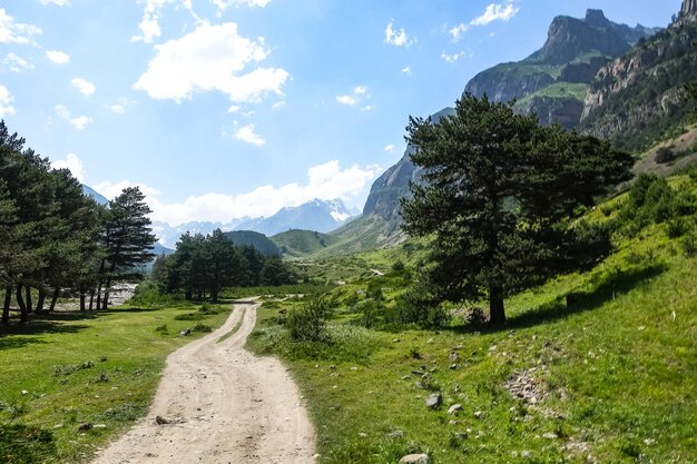 Blick auf die Chegem-Schlucht in der Nähe des Wasserfalls AbaiSu KabardinoBalkarien Juni 2021