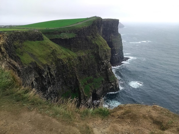 Blick auf die Cliffs of Moher im Sommer. Klippe in Irland, am Atlantischen Ozean in der Grafschaft Clare.