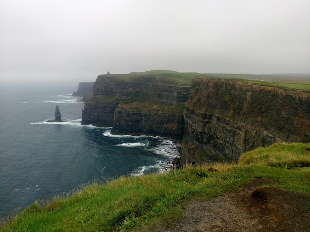 Blick auf die Cliffs of Moher im Sommer. Klippe in Irland, am Atlantischen Ozean in der Grafschaft Clare.