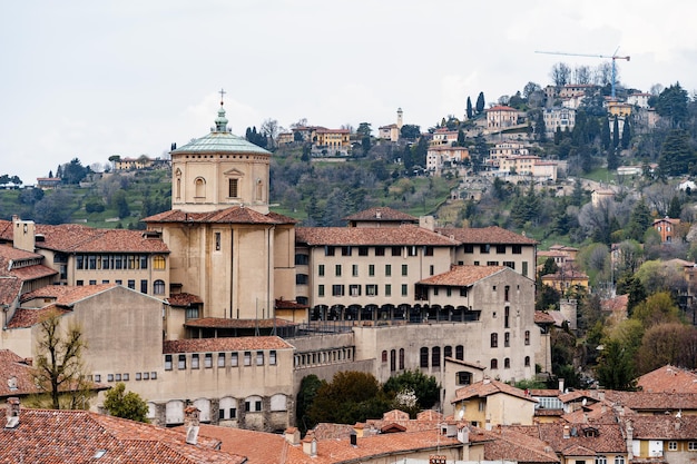 Blick auf die Dächer der alten Häuser bergamo italien