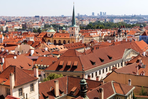 Blick auf die Dächer der Prager Burg an einem sonnigen Tag