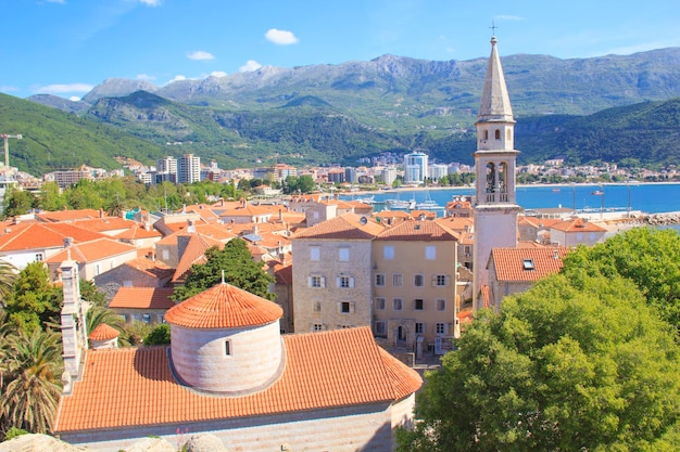 Blick auf die Dächer und die Bucht von Budva in Montenegro im sonnigen Sommertag