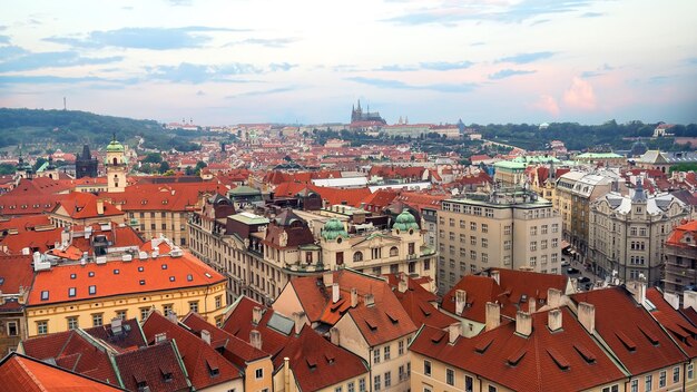 Blick auf die Dächer von Prag und der St.-Veits-Kathedrale von oben