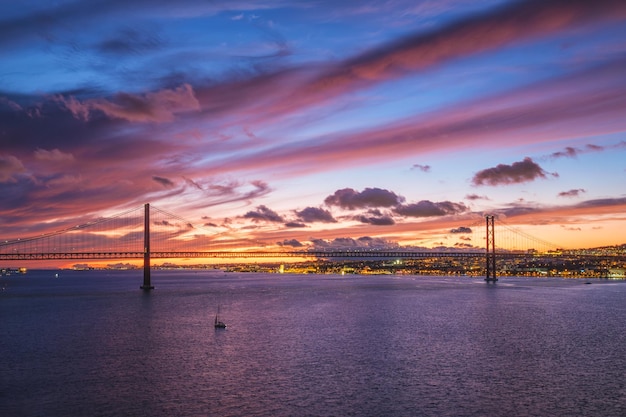 Blick auf die de-abril-brücke am abend in lissabon, portugal