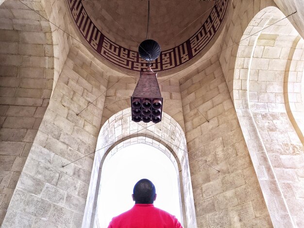 Foto blick auf die decke der alten moschee in manama, bahrain