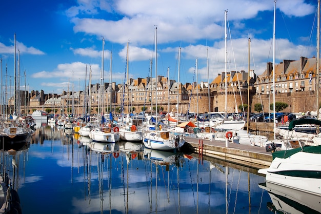 Blick auf die Docks von Saint Malo