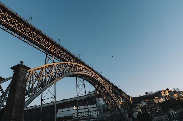 Blick auf die Don Luis-Brücke von unten bei Sonnenuntergang in Porto Portugal