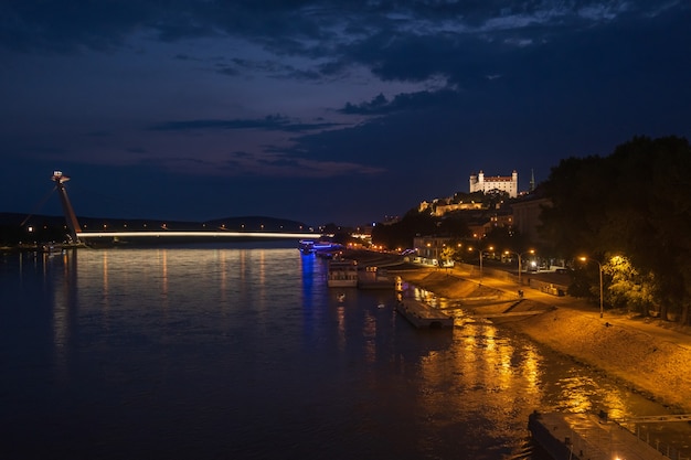 Blick auf die Donau in Bratislava bei Nacht.