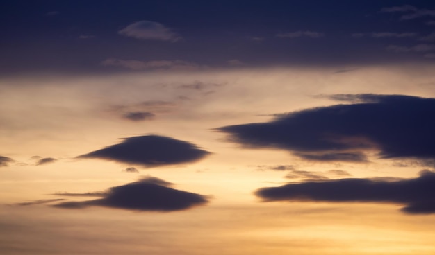 Blick auf die dramatische Wolkenlandschaft bei einem farbenprächtigen Sonnenuntergang oder Sonnenaufgang