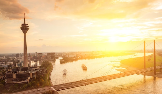 Blick auf die Düsseldorfer Skyline bei Sonnenuntergang mit Rheinturm und Rheinbrücke. ideal für Webseiten und Zeitschriftenlayouts