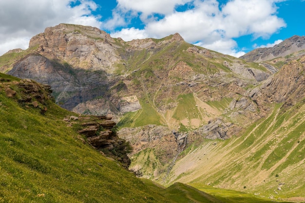 Blick auf die Ecke des Grüns und den Wasserfall Salto de Tendenera in den Pyrenäen des Ripera-Tals