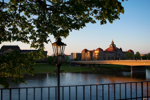 Blick auf die Elbe, die Brücke und das alte Gebäude auf der anderen Seite Lantern Dresden Deutschland