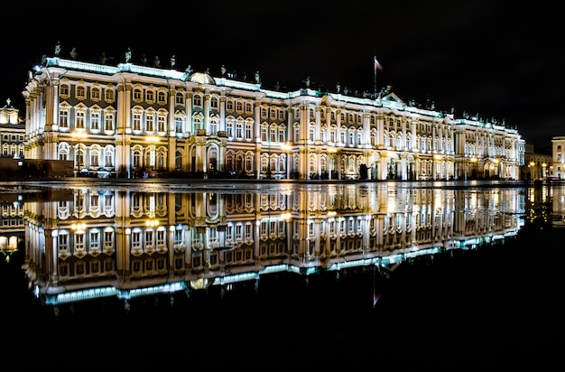 Blick auf die Eremitage bei Nacht