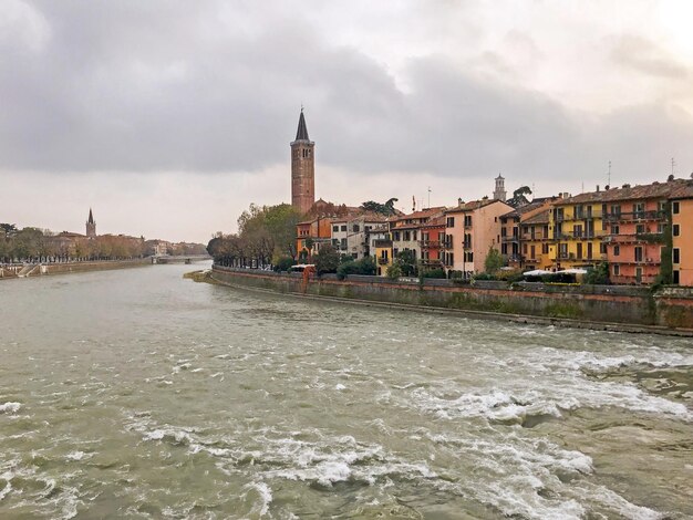 Blick auf die Etsch und die Altstadt von Verona von der historischen Steinbrücke Ponte Pietra. Italien