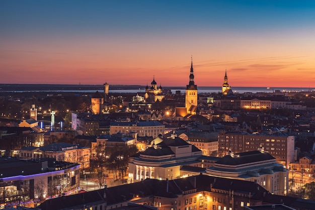 Blick auf die europäische Stadt Tallinn nach Sonnenuntergang, Hintergrund der Reise im Freien