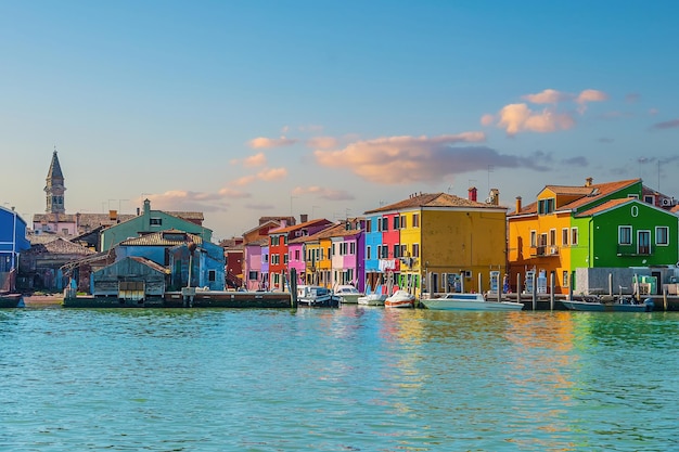 Foto blick auf die farbenfrohen venezianischen häuser auf den inseln von burano in venedig