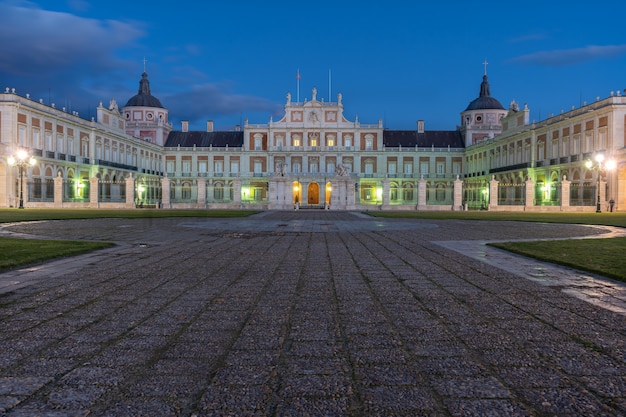 Blick auf die Fassade des Aranjuez-Palastes in Aranjuez, Madrid, Spanien - Blaue Stunde