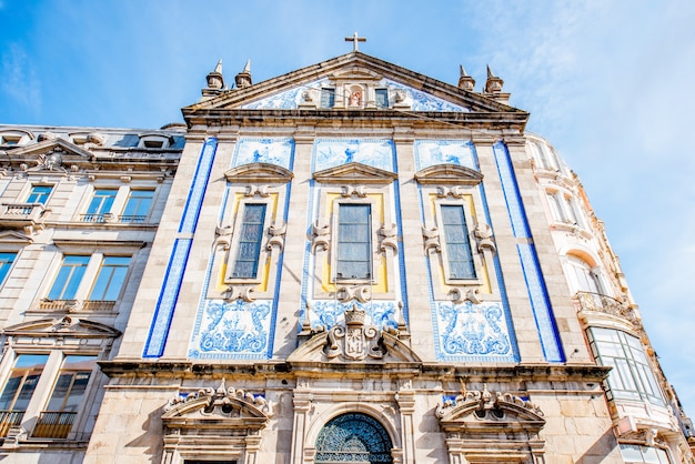 Blick auf die Fassade mit schönen blauen Fliesen der Congregados-Kirche in der Stadt Porto, Portugal