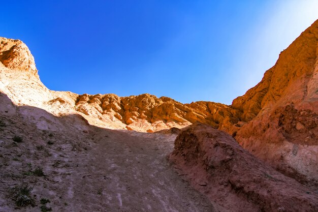 Blick auf die Felsen und die Berge von Salta