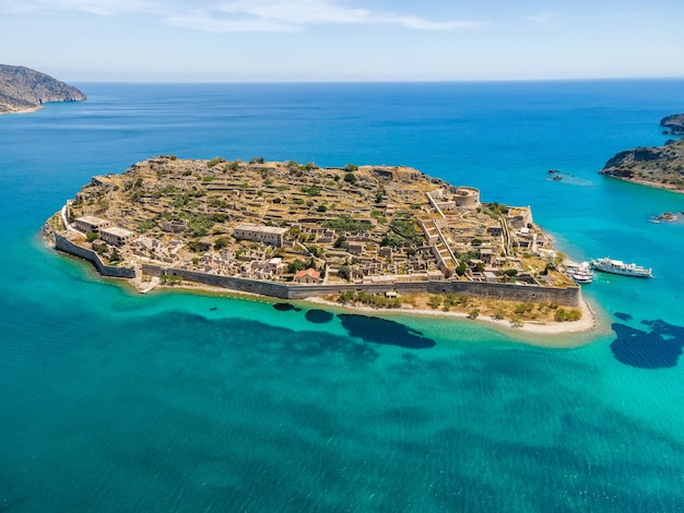 Blick auf die Festung auf der Insel Spinalonga mit ruhigem Meer. Alte venezianische Festung und ehemalige Leprakolonie