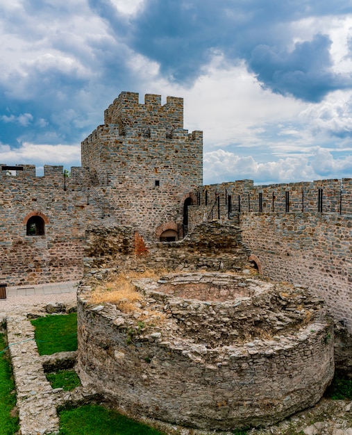 Blick auf die Festung Ram auf der Donau in Serbien