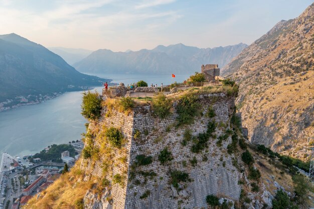 Blick auf die Festung von St. John Old Town Kotor Bucht von Kotor Montenegro bei Sonnenuntergang