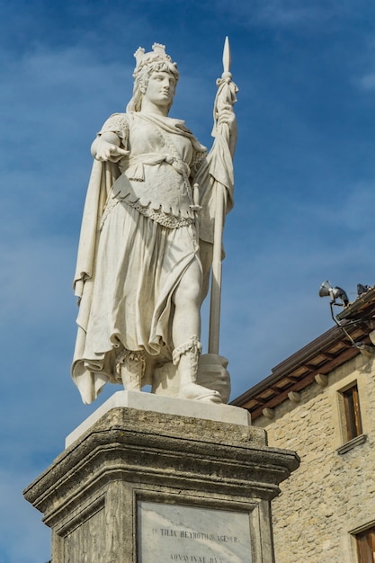 Blick auf die Freiheitsstatue vor dem öffentlichen Palast in San Marino